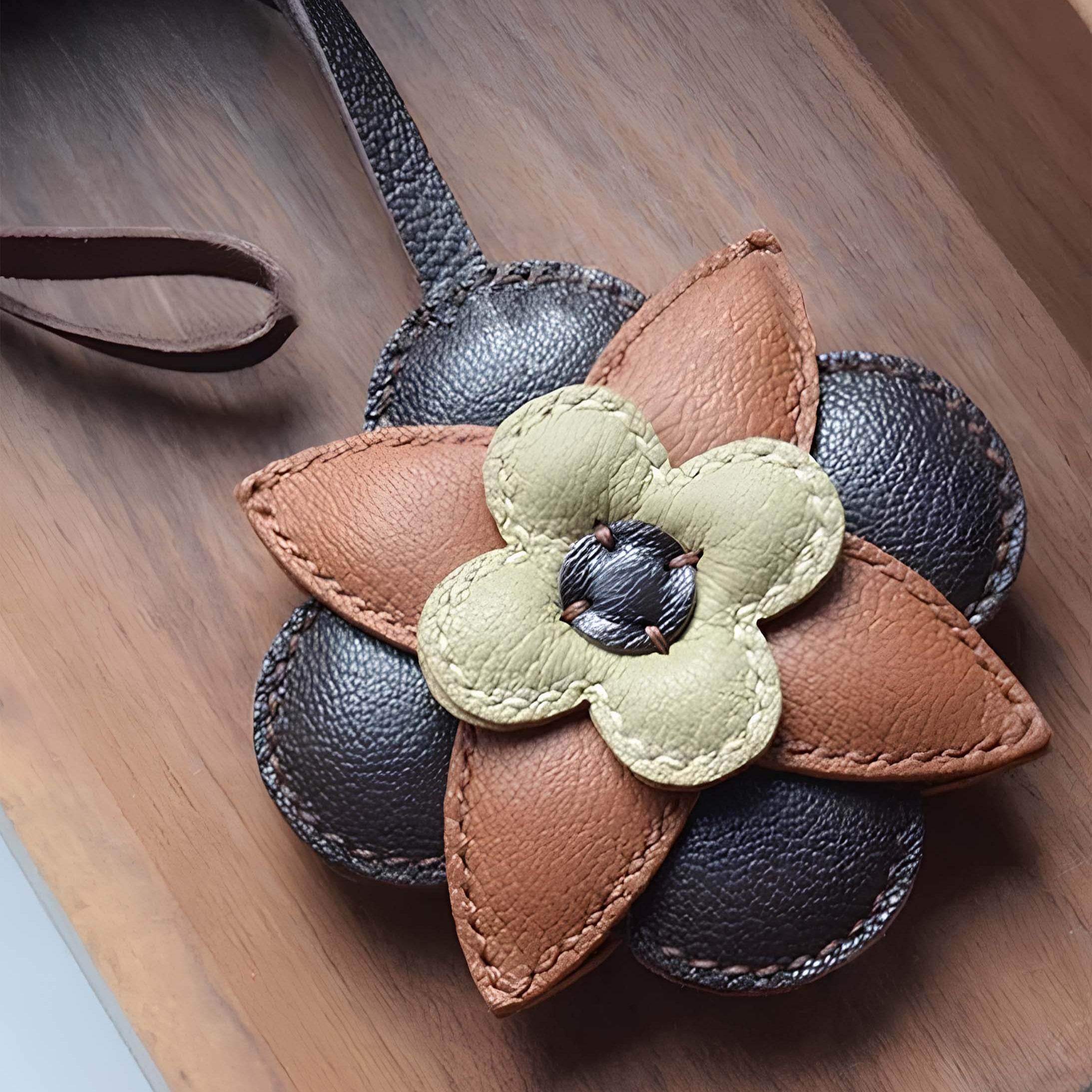 NEUTRAL BLOOM BAG CHARM
