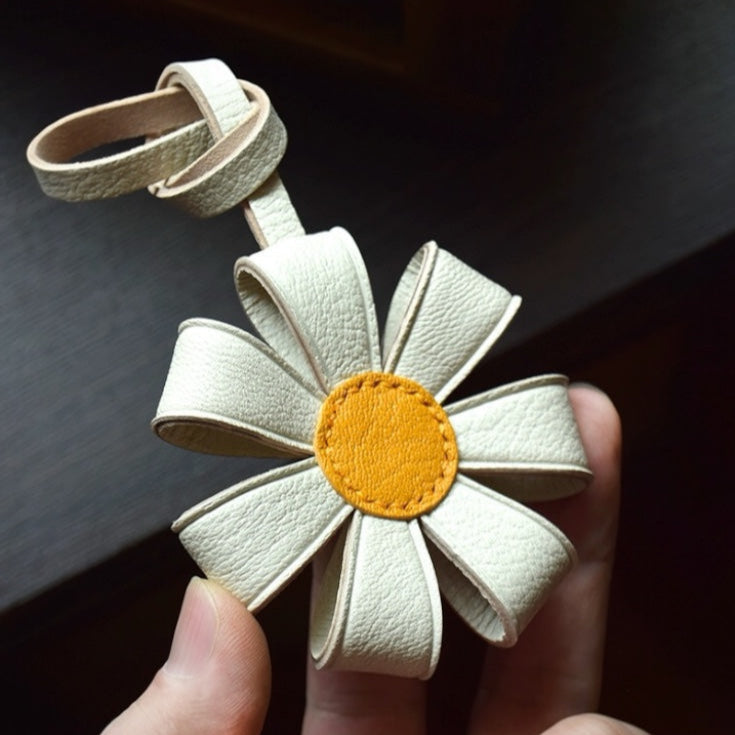 BLOOM DAISY BAG CHARM
