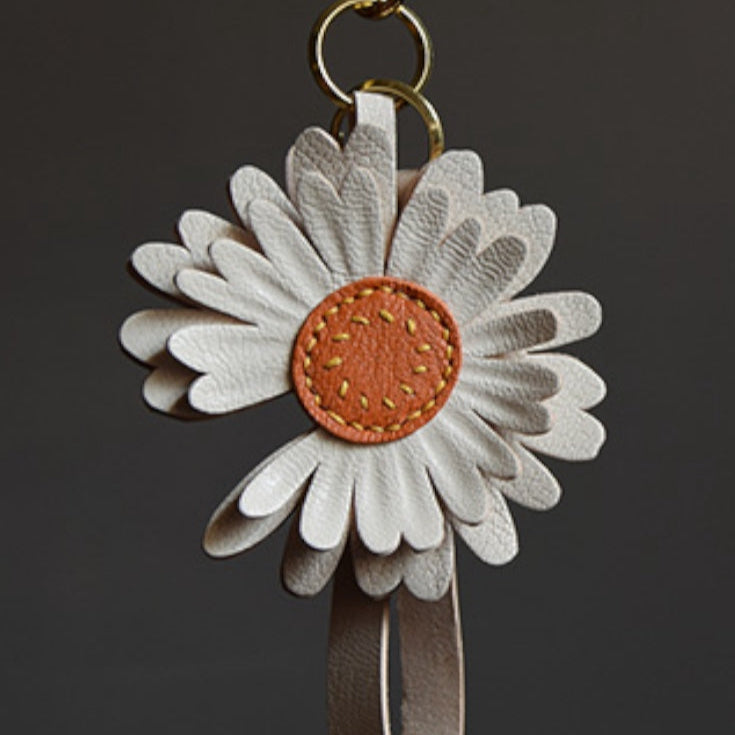 DAISY BAG CHARM