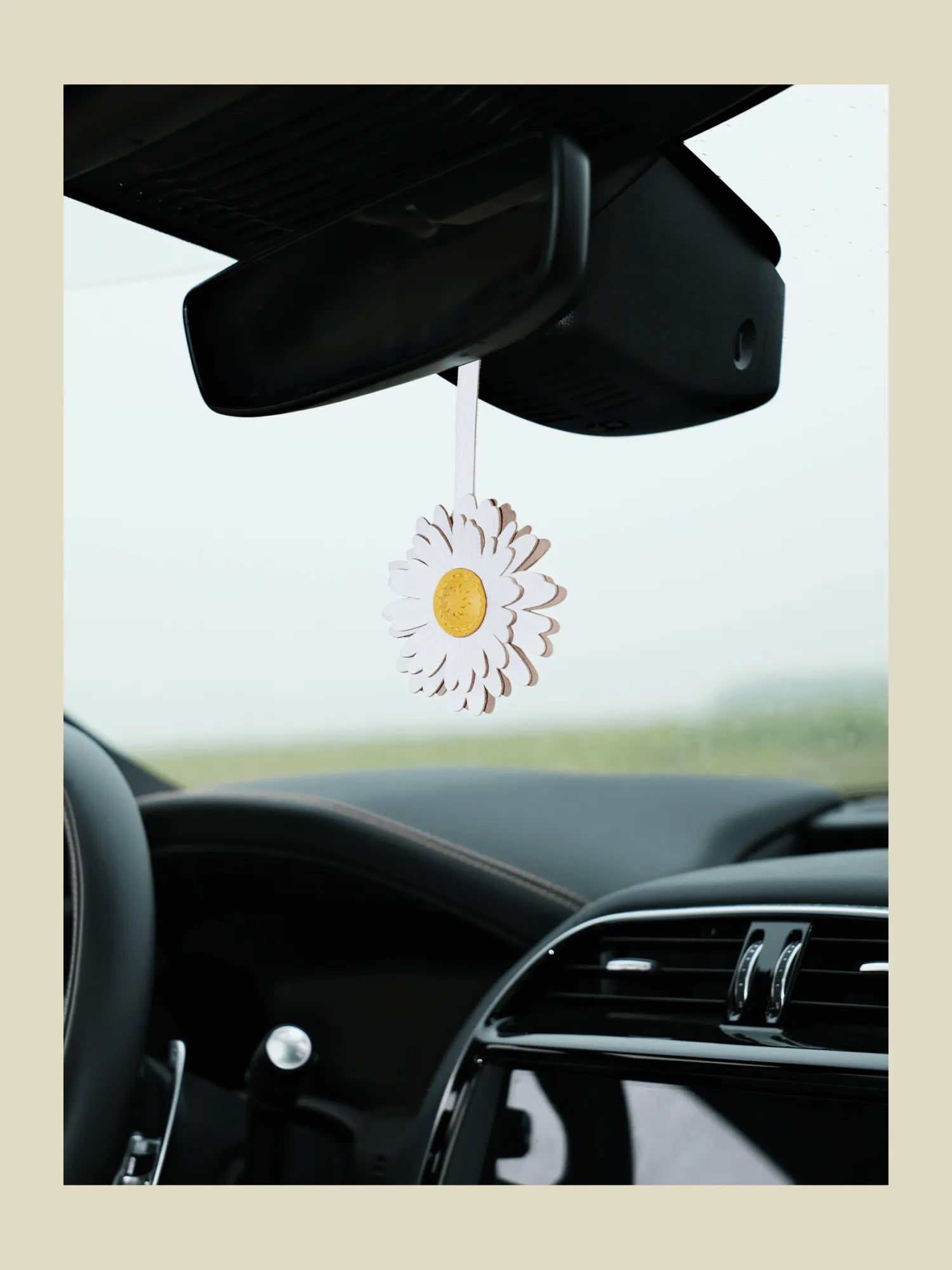 WHITE DAISY BAG CHARM