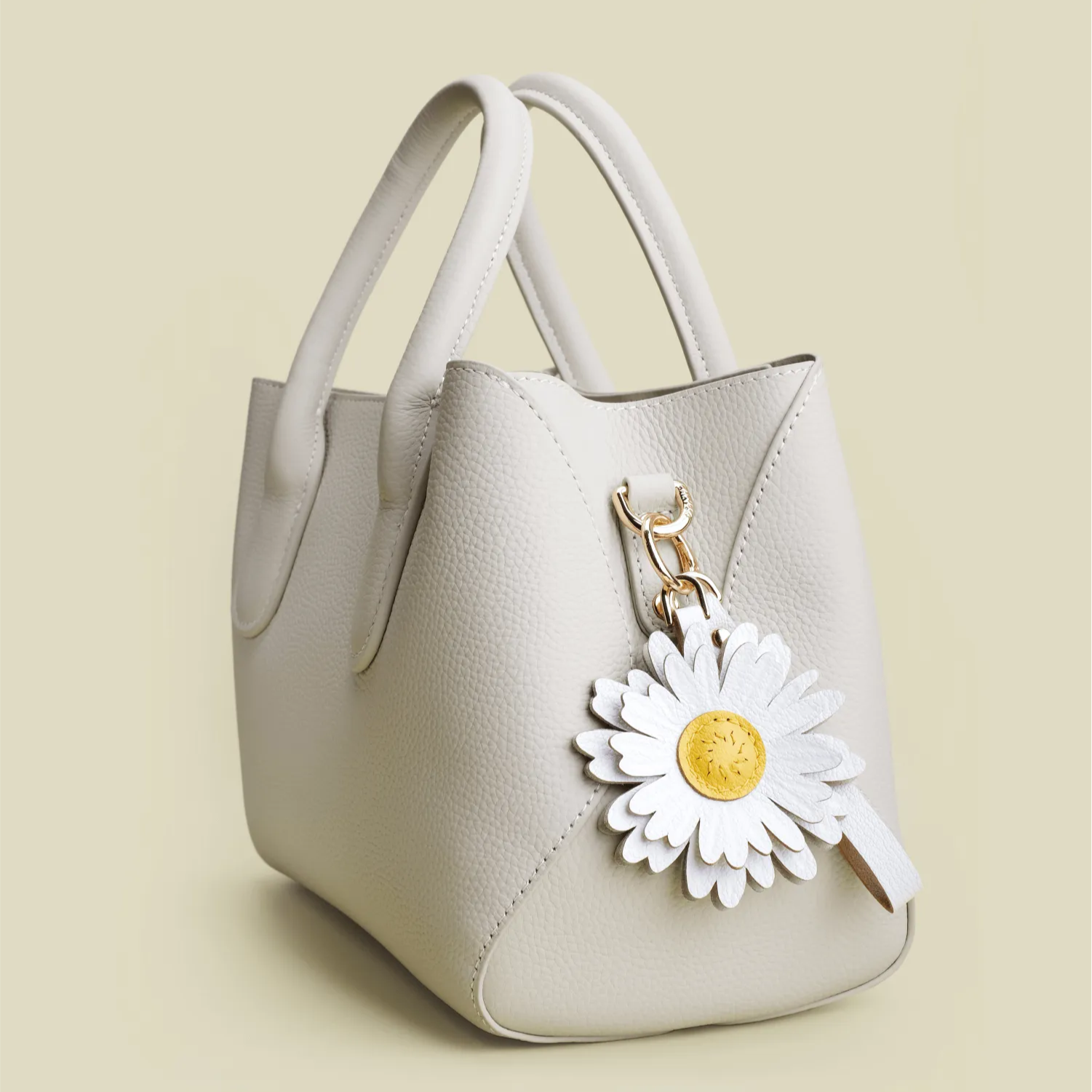 WHITE DAISY BAG CHARM